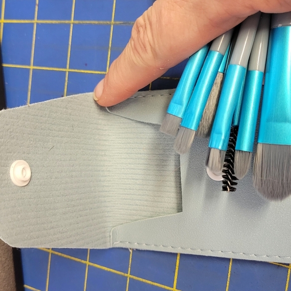 Blue Makeup Brush Set pf 8 with Case New - Picture 3 of 6